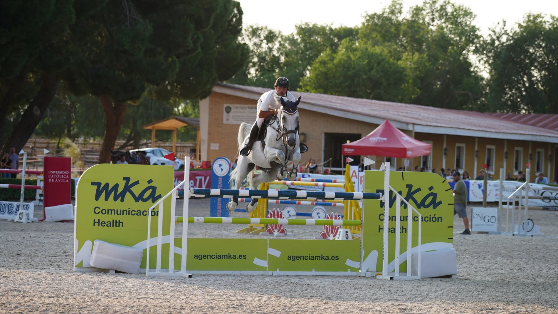 Luis Fernández Rey, en pleno salto