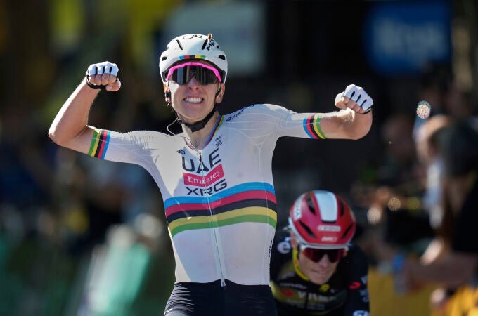 Tadej Pogacar celebra su victoria en la cuarta etapa del Tour 2025