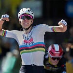 Tadej Pogacar celebra su victoria en la cuarta etapa del Tour 2025