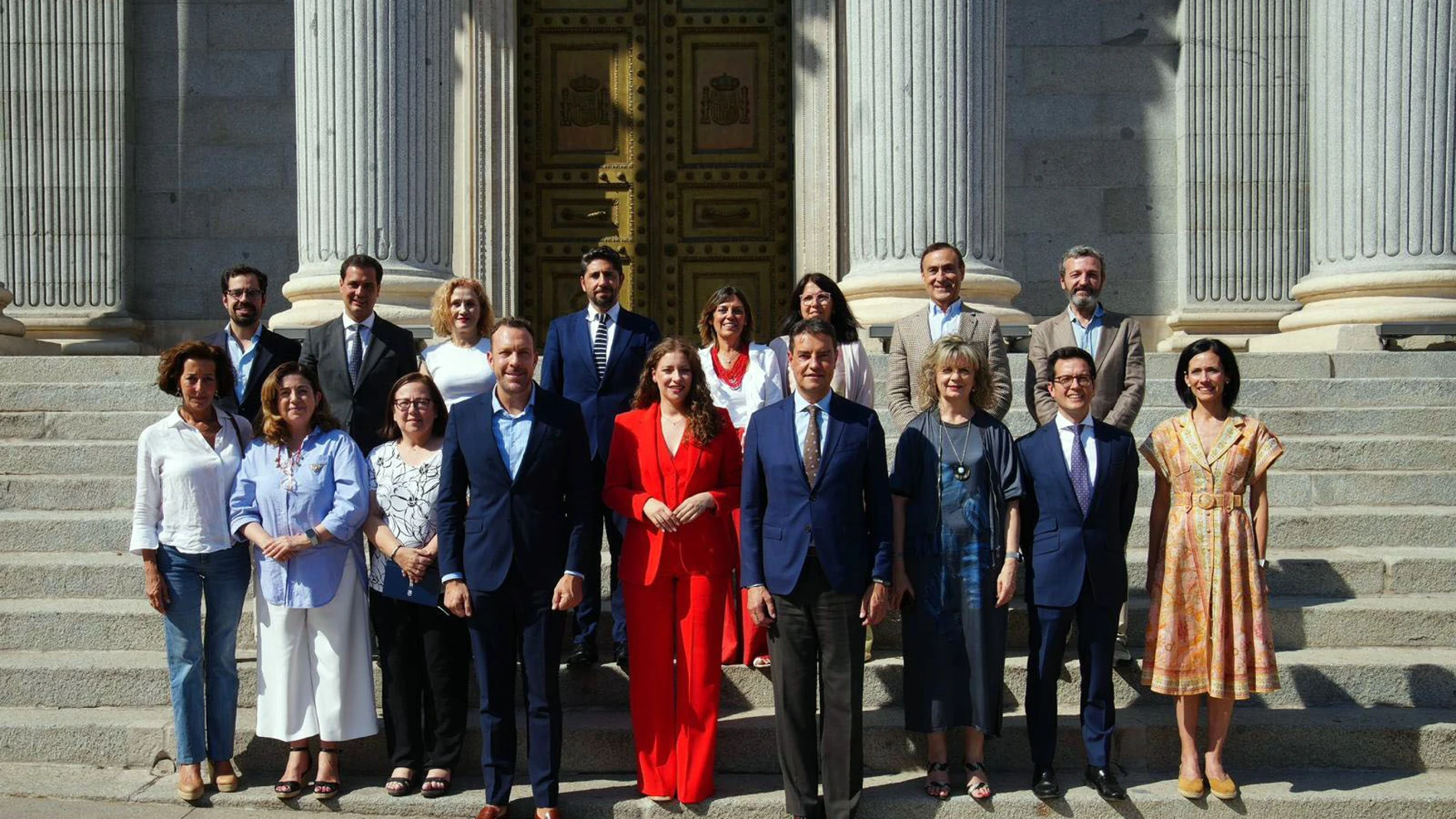 La portavoz del Grupo Popular en el Congreso, Ester Muñoz, junto al resto de diputados populares de Castilla y León