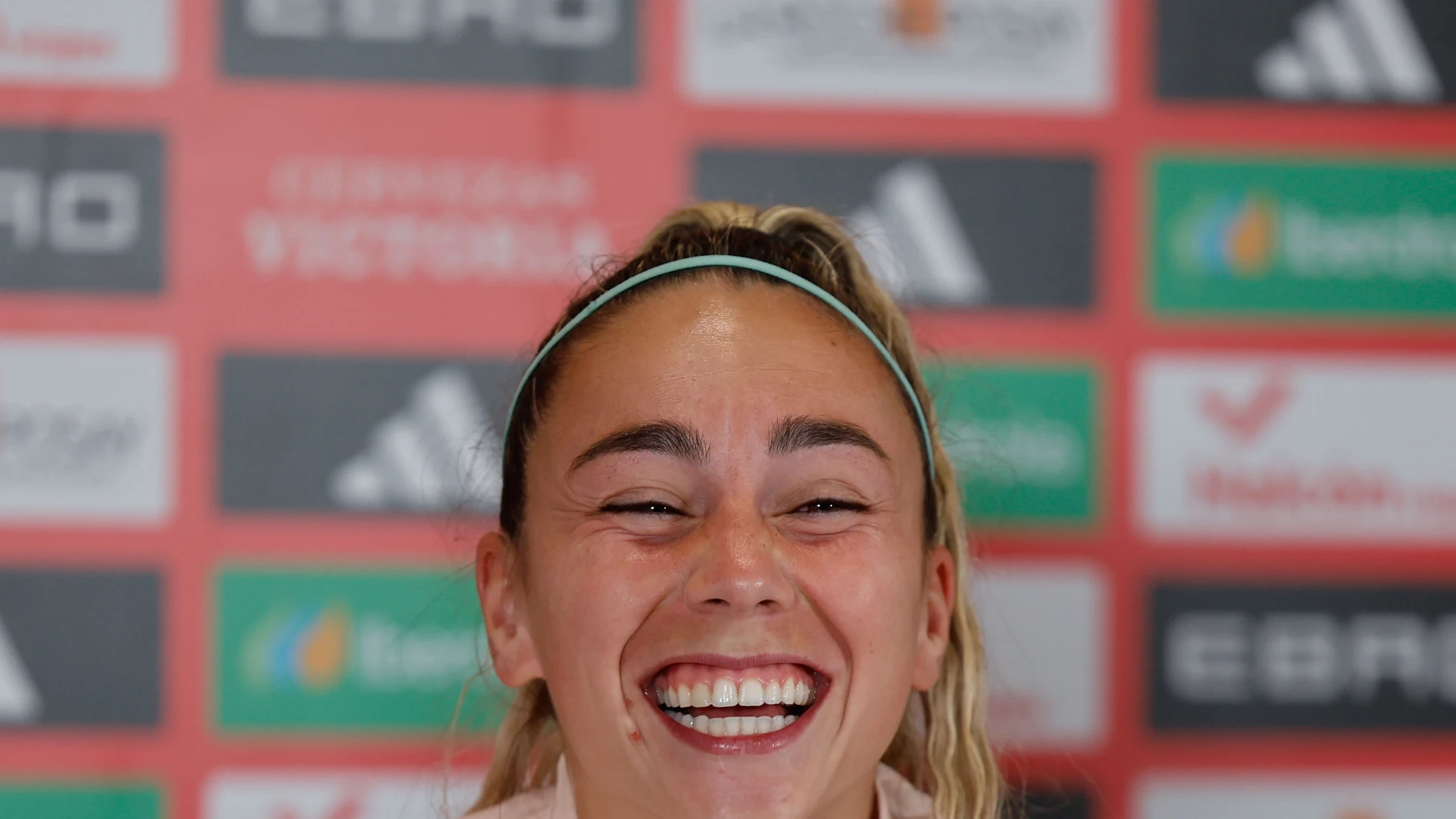 LAUSANA (SUIZA), 08/07/2025.-La jugadora de la selección española femenina Athenea del Castillo, durante la rueda de prensa este martes en Lausana, Suiza, tras pasar a cuartos de final de la Eurocopa 2025.- EFE/ Ana Escobar