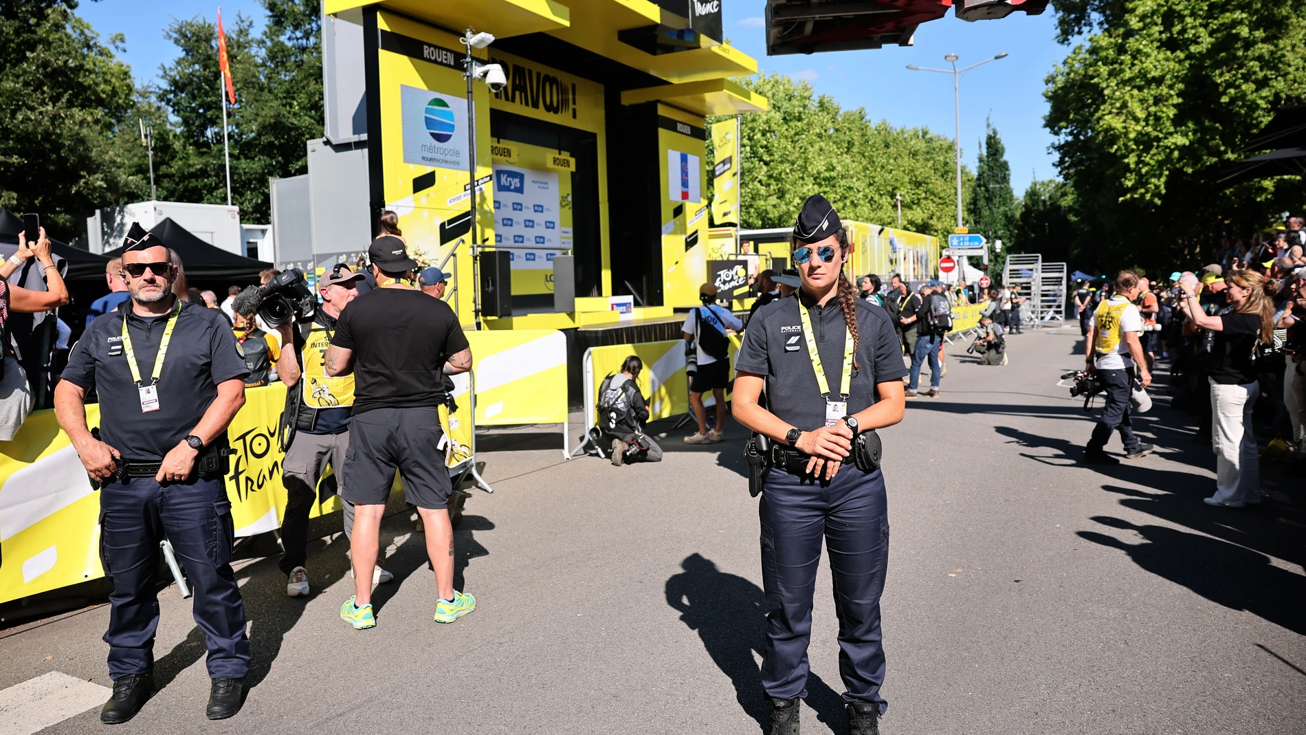 Rouen (France), 08/07/2025.- French police officers secure the arrival zone of Tour de France after a police officer was attacked by a person armed with a knife during the 4th stage of the Tour de France cycling race over 174.2km from Amiens to Rouen, France, 08 July 2025. (Ciclismo, Francia) EFE/EPA/CHRISTOPHE PETIT TESSON