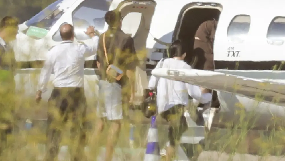 Aitana y Plex cogiendo un jet privado