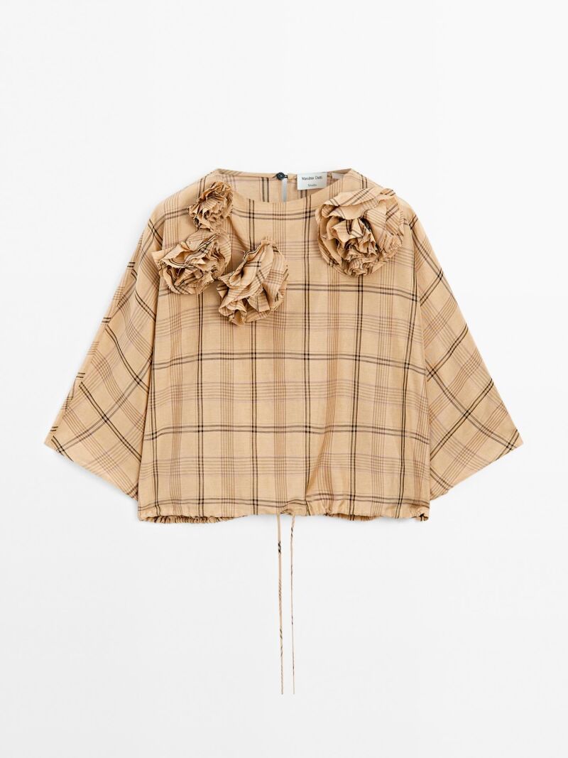 Blusa detalle flores estampado cuadros studio.