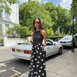 Influencer con vestido de escote al cuello.