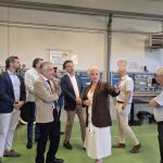 La consejera de Industria, Comercio y Empleo, Leticia García, ha visitado hoy, en Aranda de Duero, a los alumnos del curso de fabricación mecánica (soldadura) que se imparte en el colegio San Gabriel de Burgos
