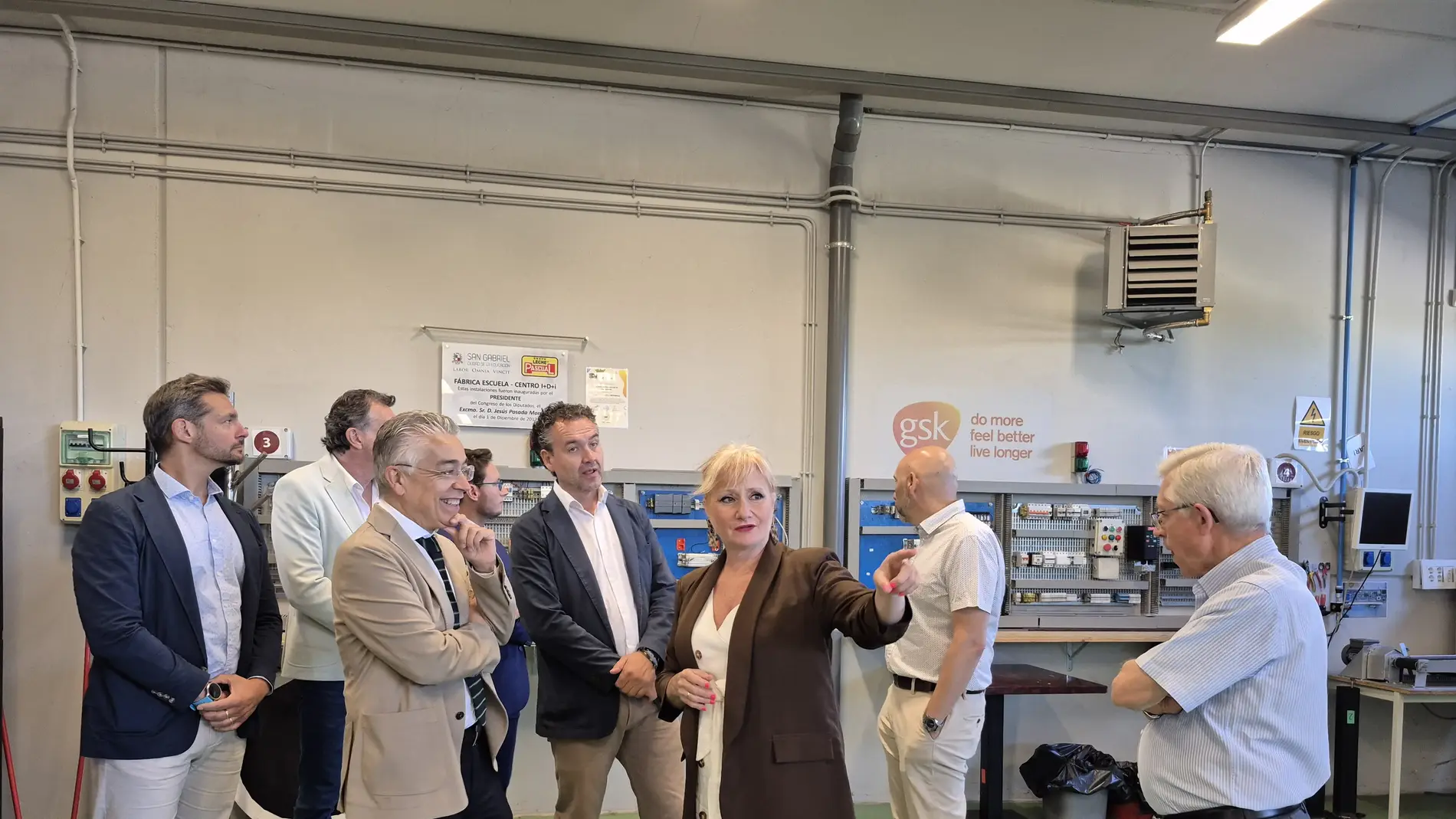 La consejera de Industria, Comercio y Empleo, Leticia García, ha visitado hoy, en Aranda de Duero, a los alumnos del curso de fabricación mecánica (soldadura) que se imparte en el colegio San Gabriel de Burgos