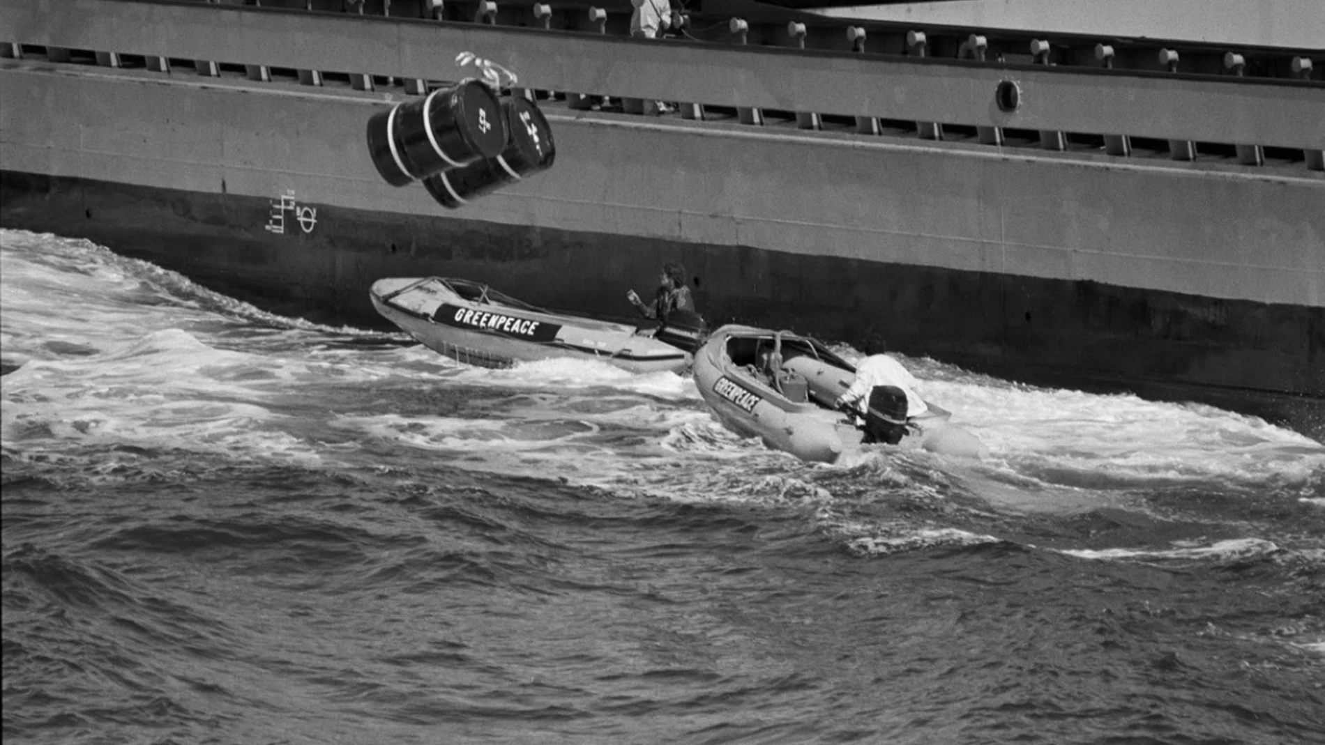 Imagen de una acción de Greenpeace contra residuos nucleares en 1982.