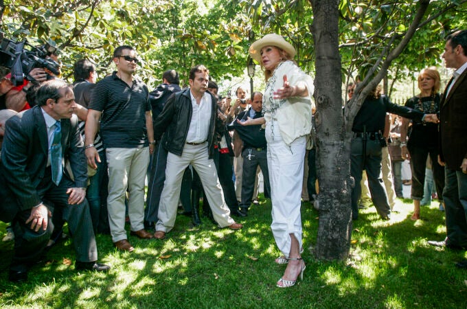  La baroness Thyssen se encadena a unos arboles en el paseo del Prado para protestar   contra su tala.