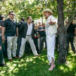  La baroness Thyssen se encadena a unos arboles en el paseo del Prado para protestar   contra su tala.