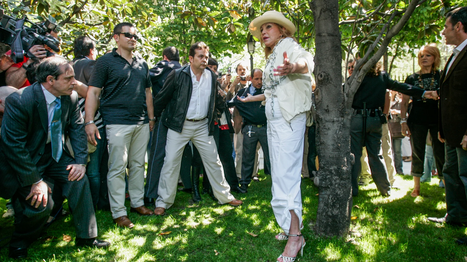 La baroness Thyssen se encadena a unos arboles en el paseo del Prado para protestar contra su tala.