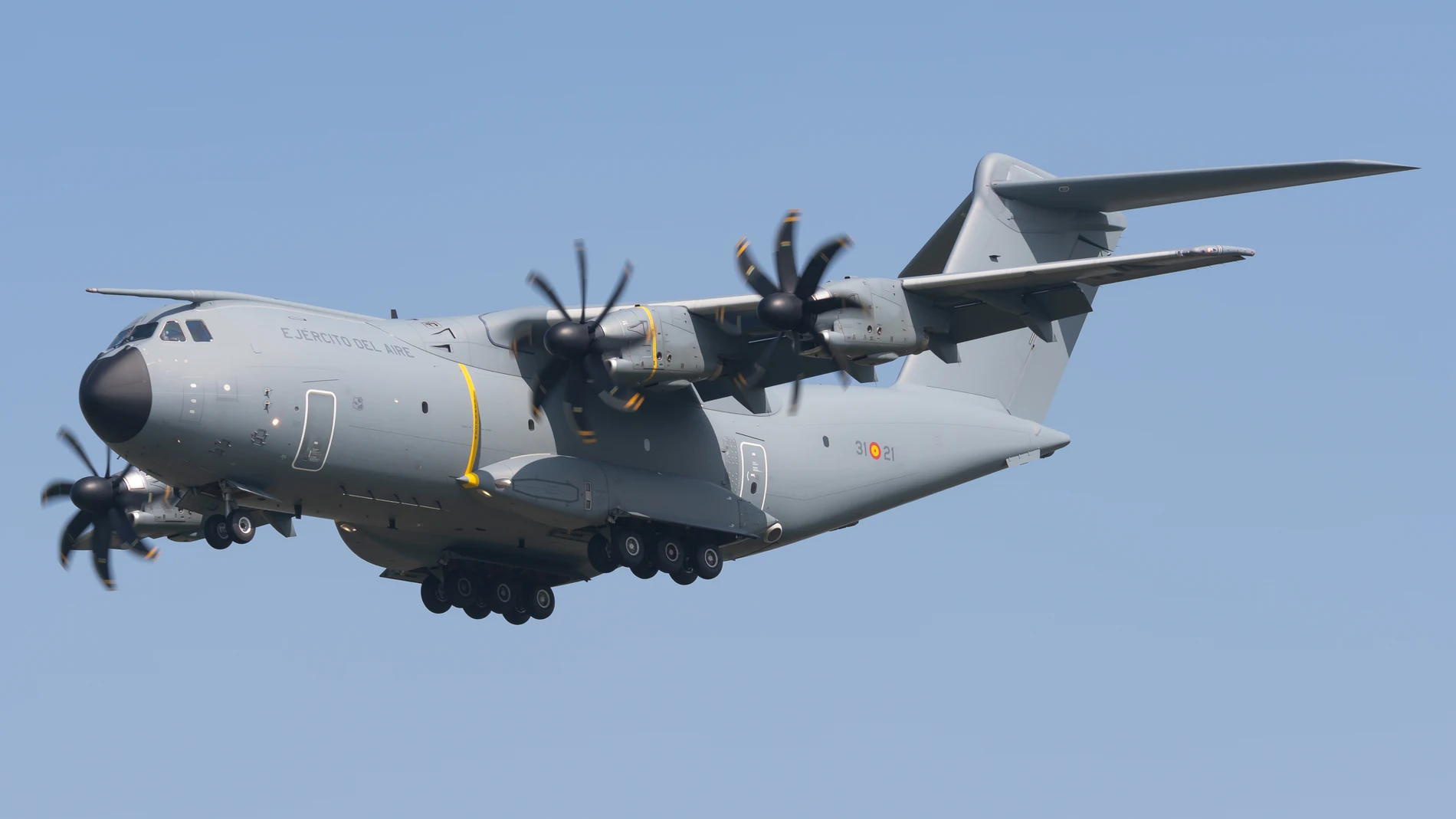 Aparece un avión Atlas de cuatro motores con hélice volando