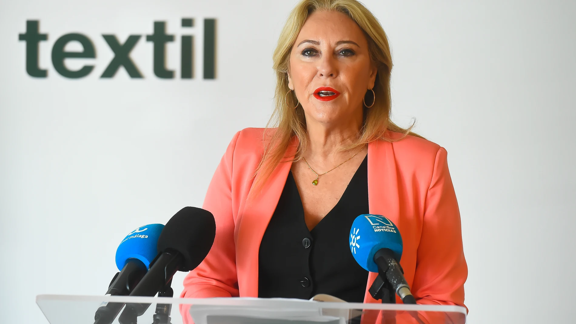 La consejera de Economía y Hacienda de la Junta de Andalucía y portavoz del Gobierno, Carolina España, durante el acto de inauguración del Encuentro de la UNE, a 8 de julio de 2025 en Málaga (Andalucía, España). La consejera de Economía, Hacienda y Fondos Europeos, presidenta de Málaga TechPark y portavoz de la Junta de Andalucía, Carolina España, ha atendido a los medios antes de presidir el acto de inauguración del Encuentro de la UNE (Asociación Española de Normalización) que se celebra en...