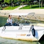 Sevilla navega hacia el futuro con su primer taxi acuático 100% eléctrico