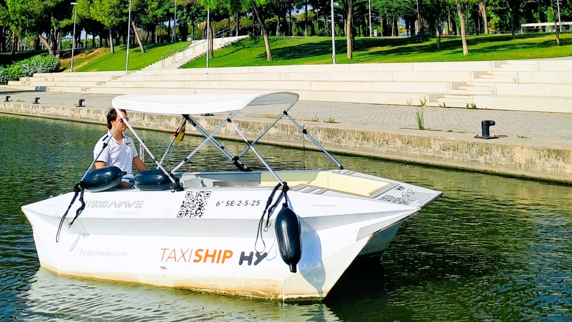 Sevilla navega hacia el futuro con su primer taxi acuático 100% eléctrico