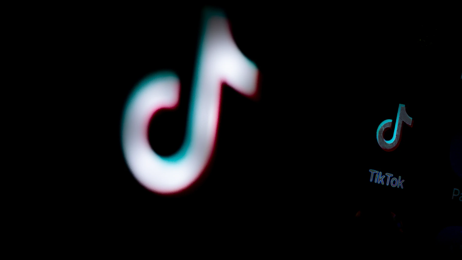 Un móvil con la aplicación de Tiktok abierta, a 8 de julio de 2025, en Madrid (España). TikTok está trabajando en una versión de su app diseñada específicamente para Estados Unidos ante la probable venta de sus operaciones en dicho país tras las exigencias realizadas en este sentido por el presidente Donald Trump a la matriz propietaria, Bytedance. El diario ‘The Information’ ha asegurado, citando fuentes anónimas, que la red social prevé lanzar esta nueva aplicación a partir del 5 de septiem...
