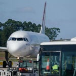 Autoridades barajan el suicidio detrás de muerte de hombre succionado por avión en Italia