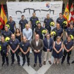 El presidente de la Diputación de Segovia, Miguel Ángel de Vicente, junto a los nuevos once cabos de los bomberos