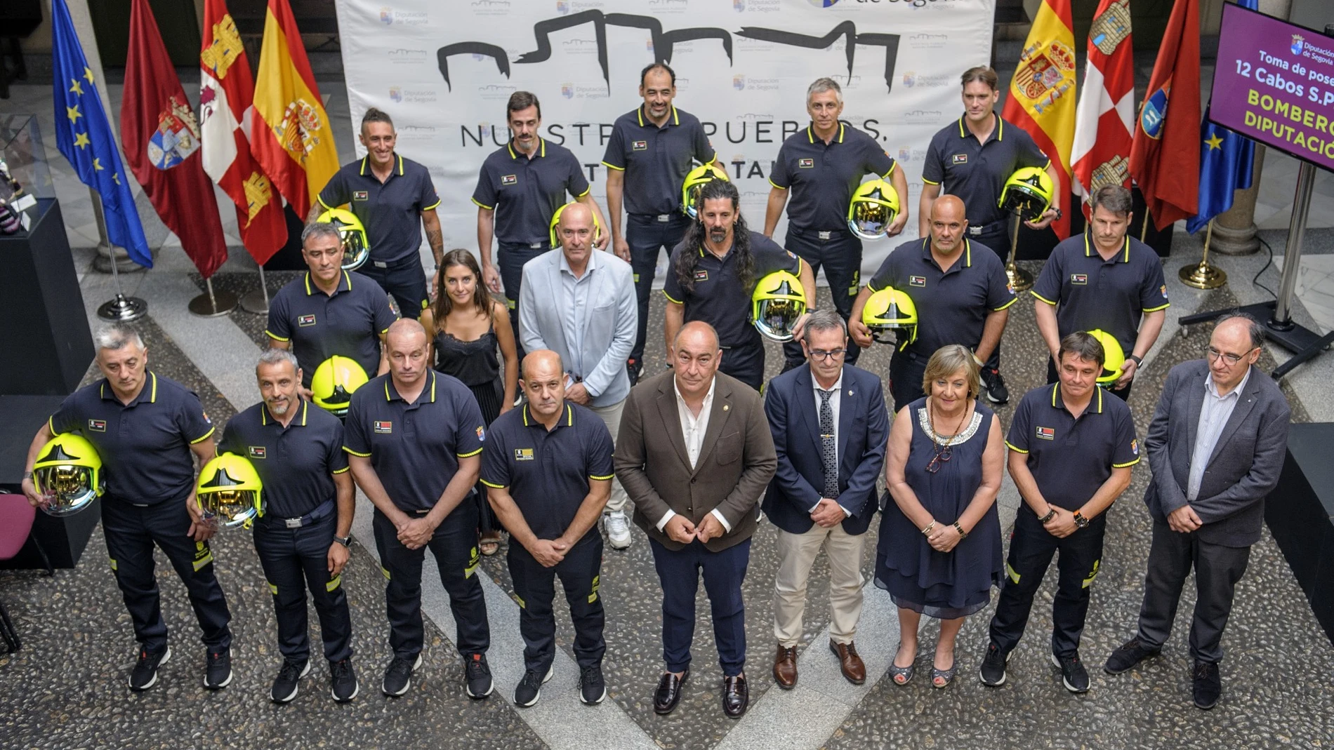 El presidente de la Diputación de Segovia, Miguel Ángel de Vicente, junto a los nuevos once cabos de los bomberos