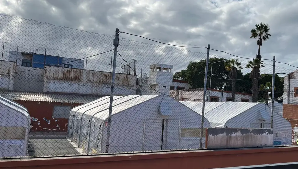 CC reitera que el acuartelamiento 'Canarias 50' debe ser sólo un lugar de "tránsito" para los menores migrantes