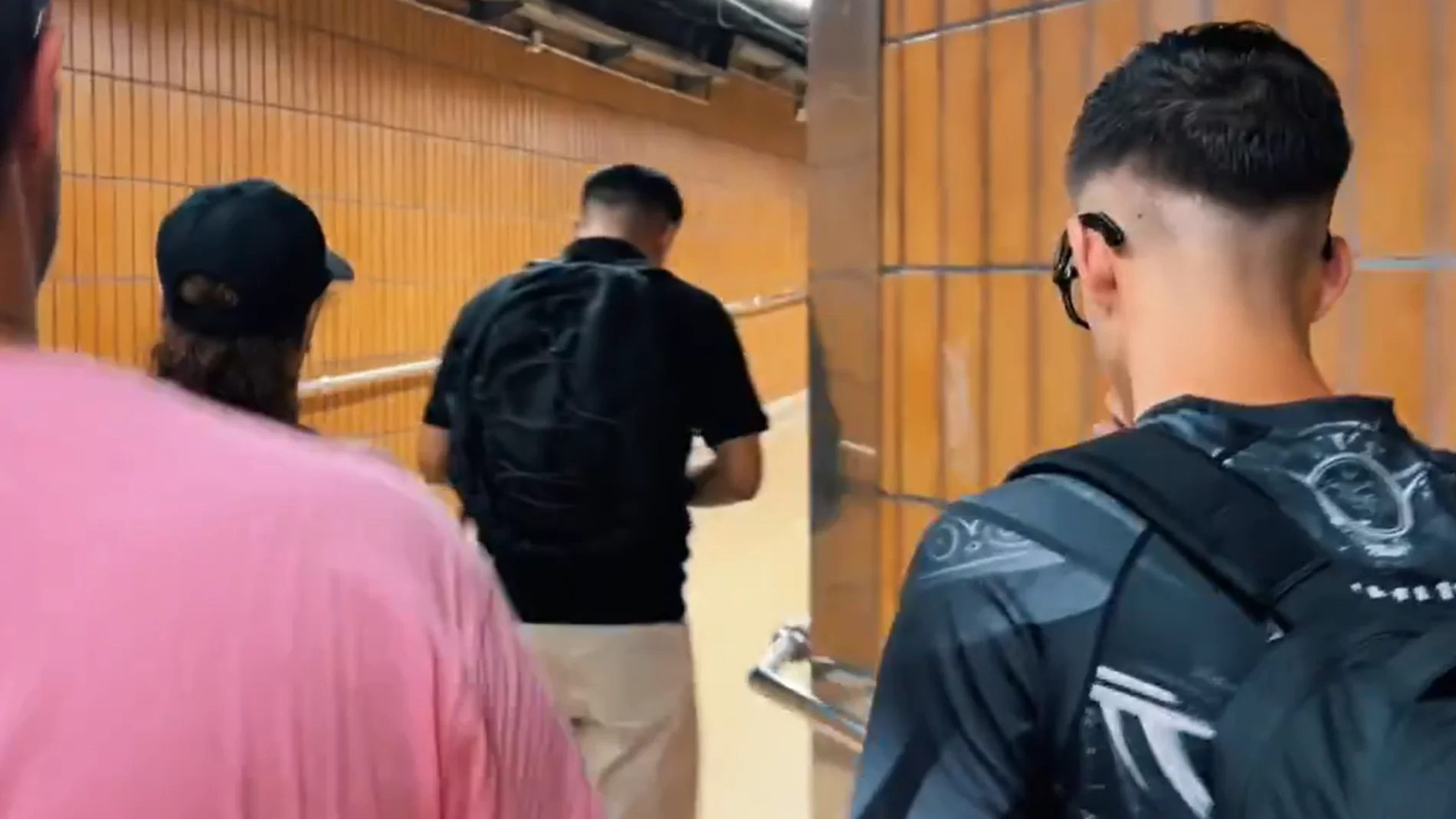 Un conocido diputado de Vox en Cataluña acompaña a una patrulla ciudadana a "cazar" carteristas en el metro de Barcelona