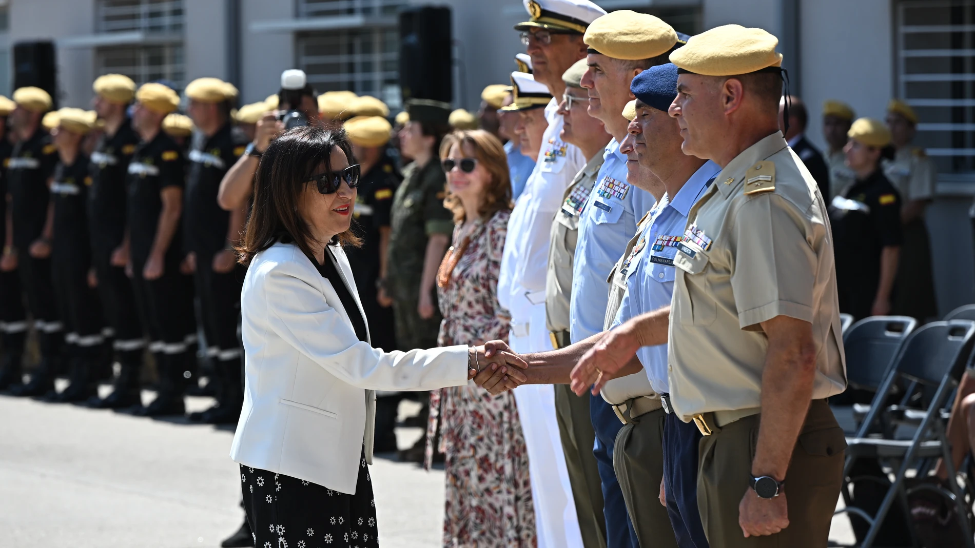 TORREJÓN DE ARDOZ (MADRID), 08/07/2025.- La ministra de Defensa, Margarita Robles, saluda a varios oficiales mientras preside el acto de imposición de las medallas conmemorativas de la operación llevada a cabo con motivo de la dana, en el Cuartel General de la UME, en Torrejón de Ardoz (Madrid), este martes. EFE/ Fernando Villar