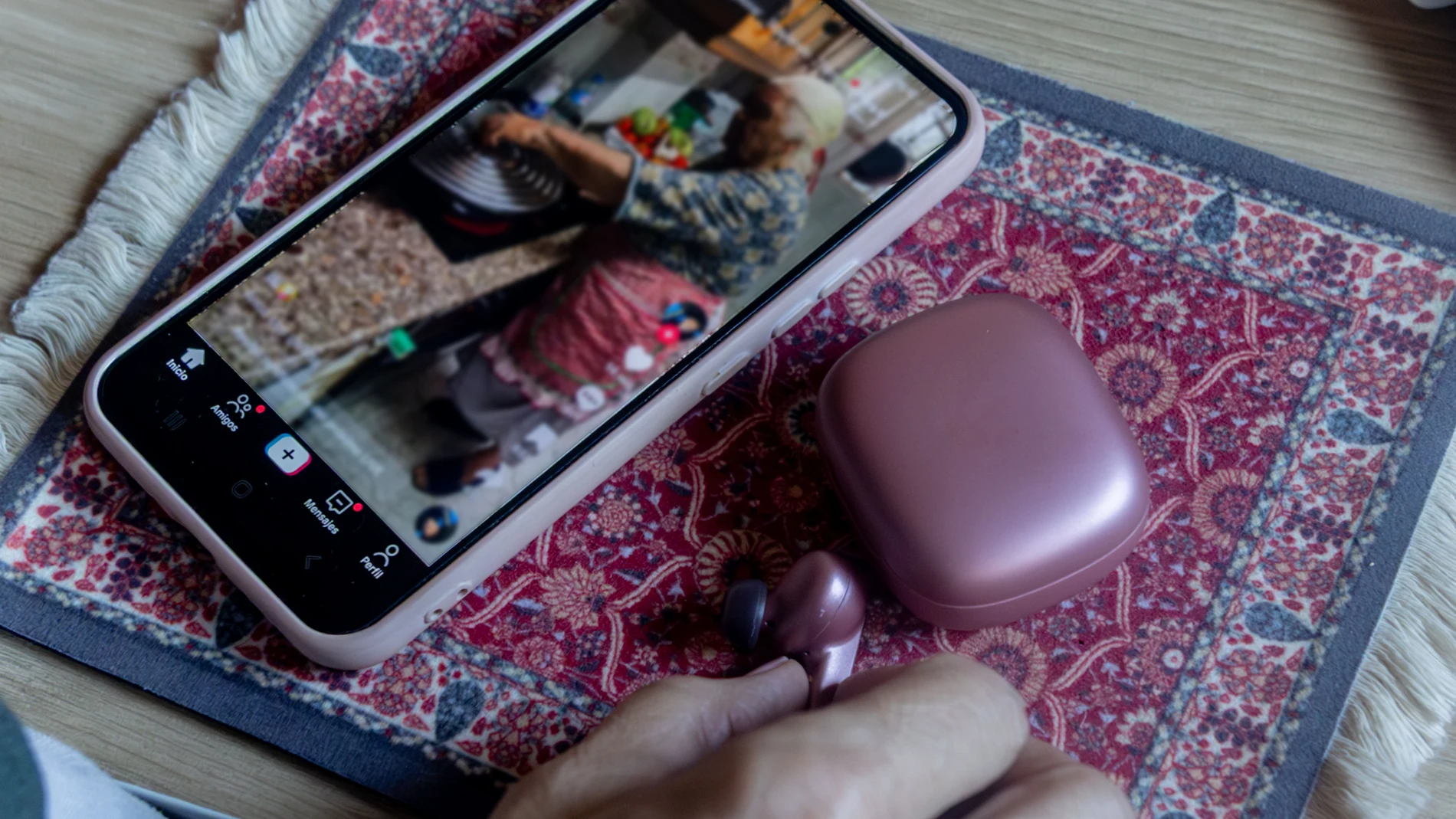 Un móvil al lado de unos auriculares, a 8 de julio de 2025, en Madrid (España). TikTok está trabajando en una versión de su app diseñada específicamente para Estados Unidos ante la probable venta de sus operaciones en dicho país tras las exigencias realizadas en este sentido por el presidente Donald Trump a la matriz propietaria, Bytedance. El diario ‘The Information’ ha asegurado, citando fuentes anónimas, que la red social prevé lanzar esta nueva aplicación a partir del 5 de septiembre en l...