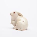 Un ejemplo de "netsuke" con forma de liebre con los ojos de ámbar de Osaka Masatoshi, 1880