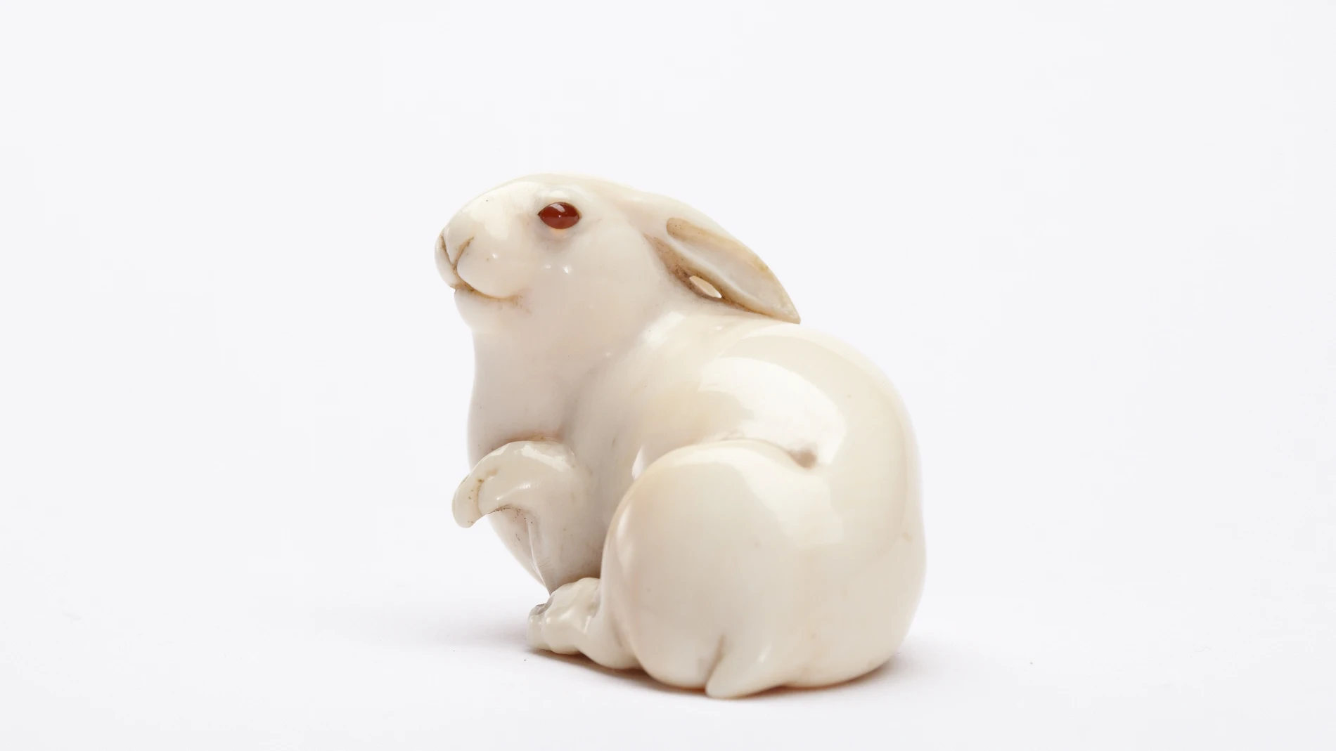 Un ejemplo de "netsuke" con forma de liebre con los ojos de ámbar de Osaka Masatoshi, 1880