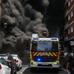 Atendidos varios vecinos por inhalación de humo en un incendio de un local en la avenida del Puerto