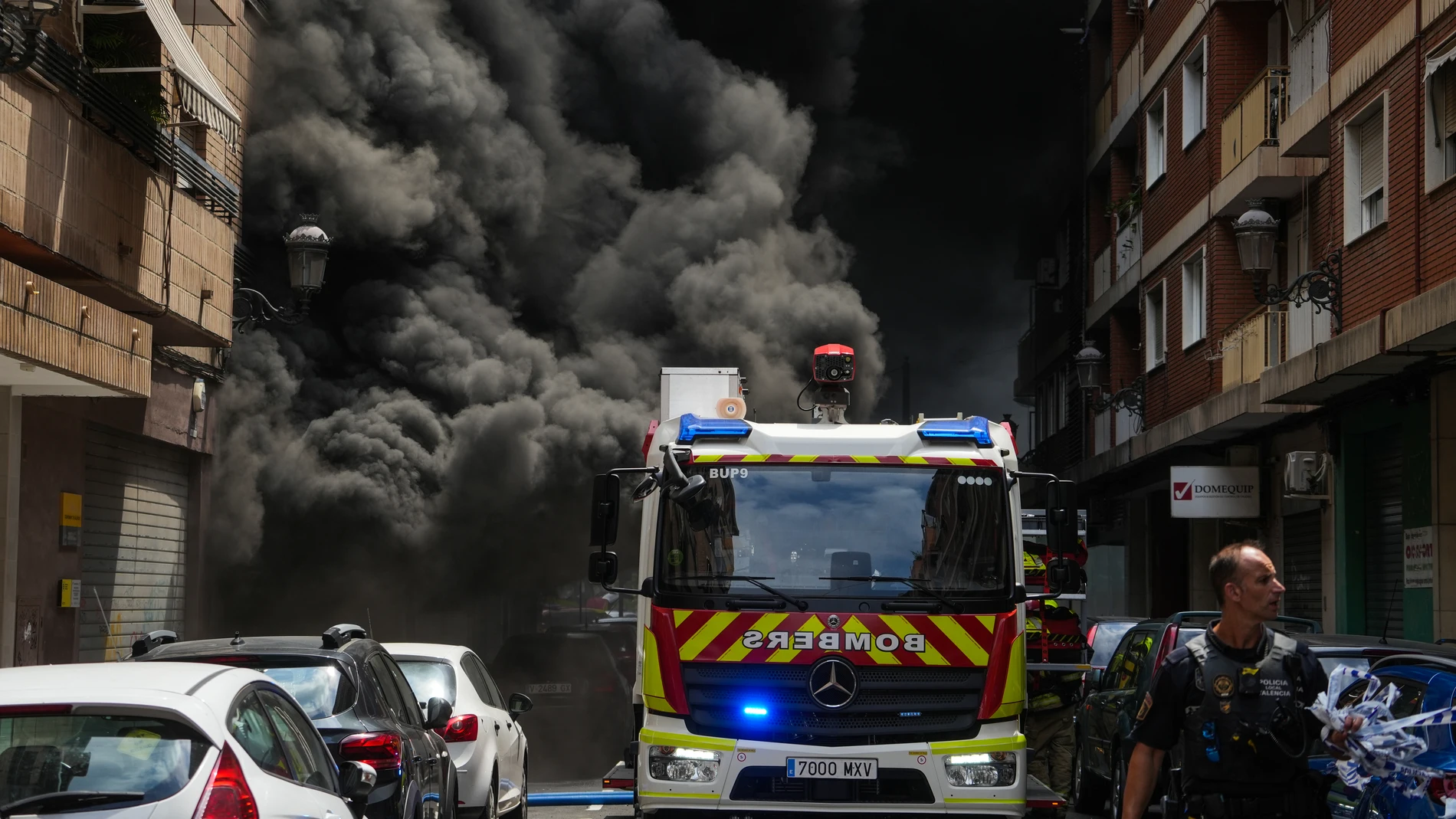 Un camión de bomberos durante un incendio en la avenida del Puerto, a 8 de julio de 2025, en Valencia, Comunidad Valenciana (España). Un incendio en un establecimiento comercial de la avenida del Puerto de València ha provocado que varios vecinos se hayan visto afectadas por inhalación de humo y hayan sido atendidos. Además, efectivos policiales han pedido a la ciudadanía de la zona que mantenga las ventanas de las viviendas cerradas. El fuego se ha declarado en el comercio Tedi de la avenida...