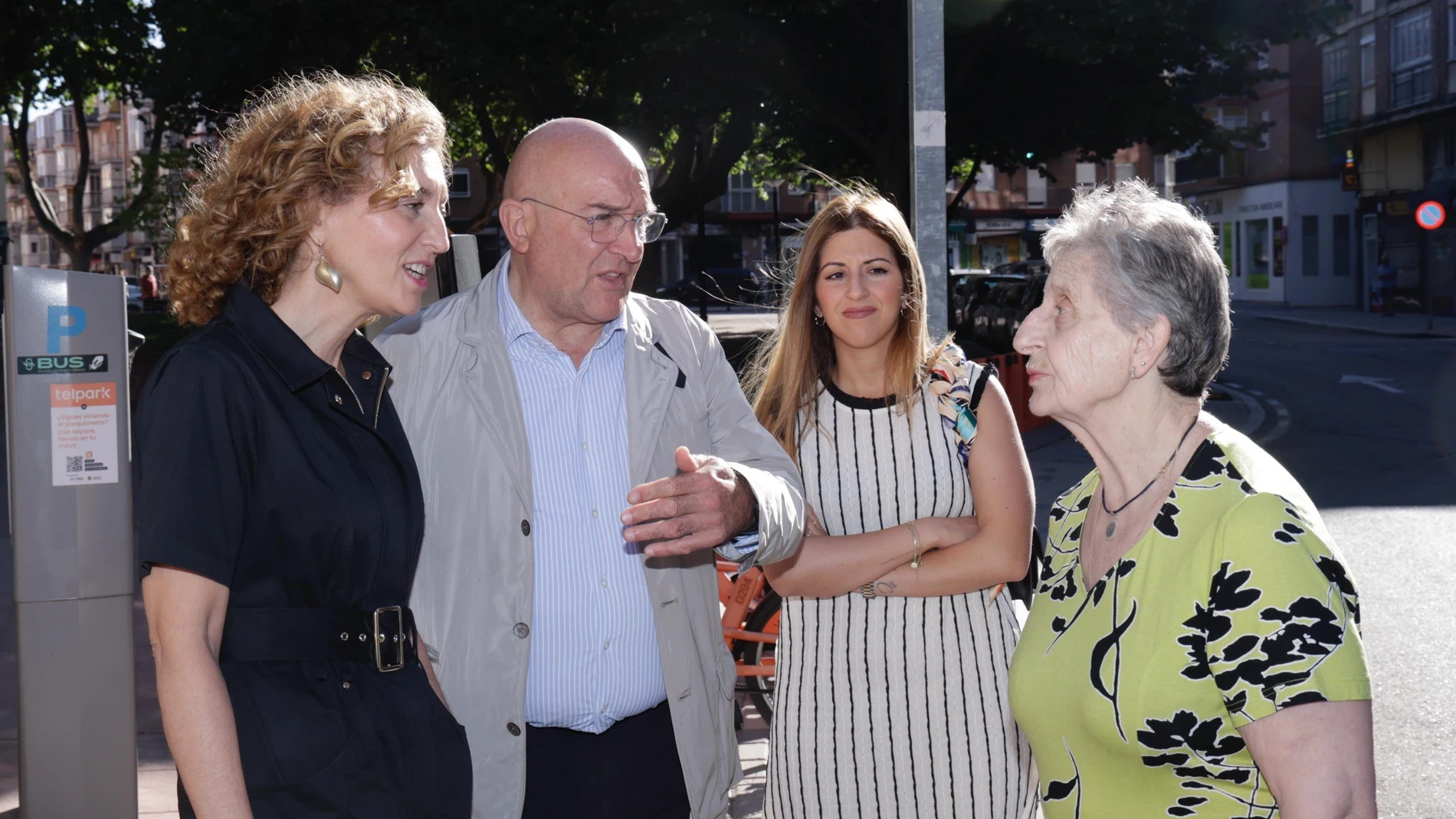 María Pardo y Jesús Julio Carnero durante la visita a Los Vadillos donde se van a construir las viviendas