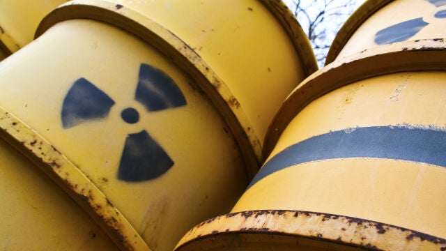 Bombas o armas nucleares han provocado algunos lugares radiactivos, debido a los altos niveles de radiación que sacuden a zonas peligrosas del mundo