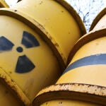 Bombas o armas nucleares han provocado algunos lugares radiactivos, debido a los altos niveles de radiación que sacuden a zonas peligrosas del mundo