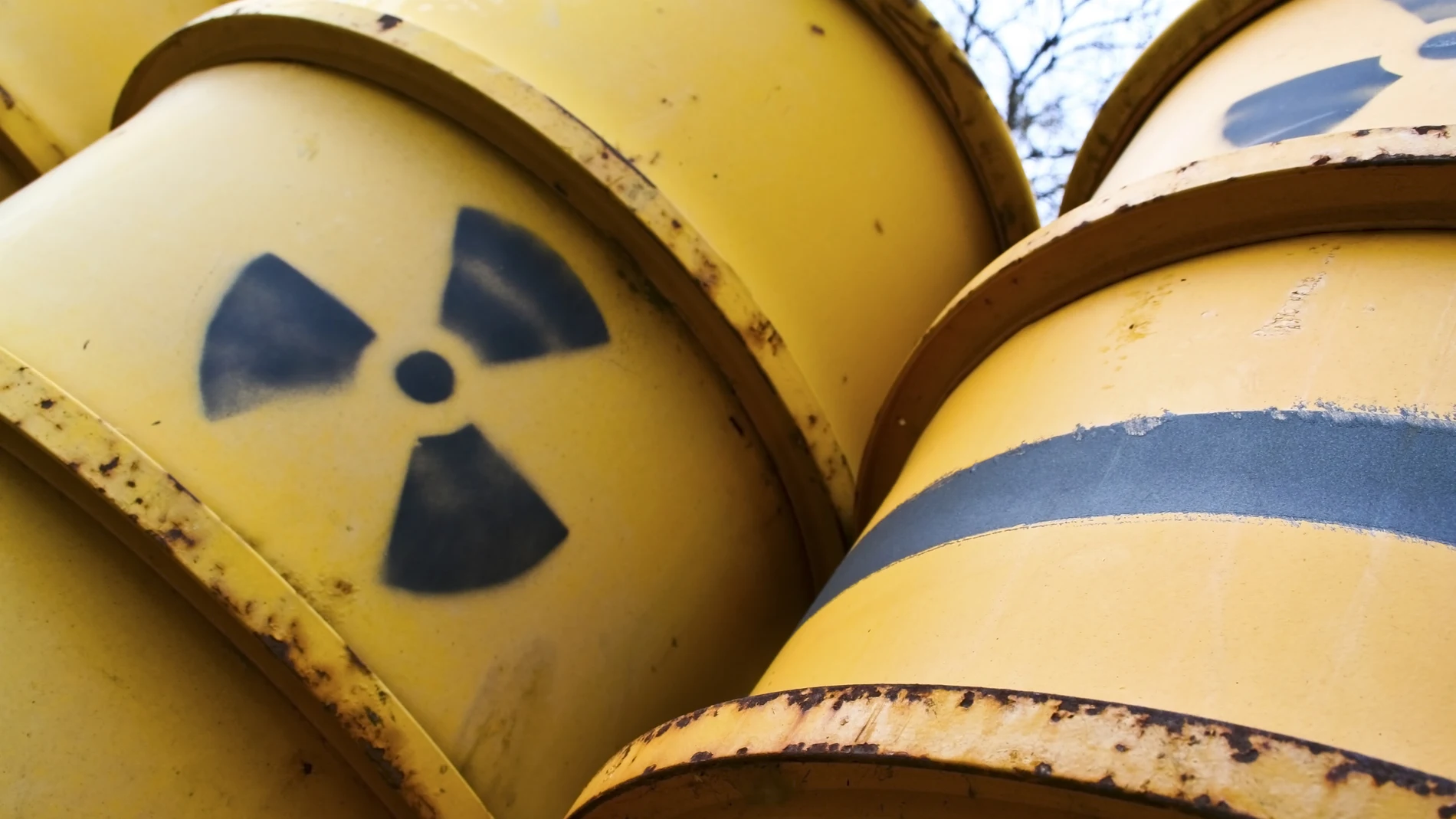 Bombas o armas nucleares han provocado algunos lugares radiactivos, debido a los altos niveles de radiación que sacuden a zonas peligrosas del mundo