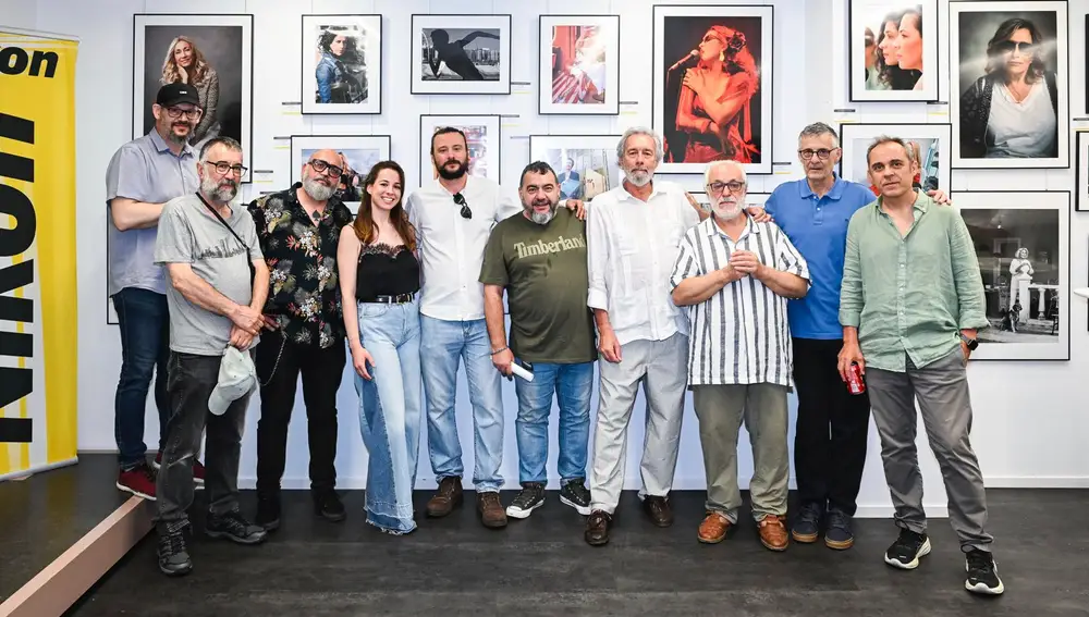 El comisario de la exposición Bernardo Paz junto a los fotógrafos participantes en la exposición