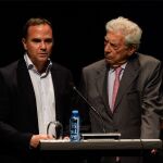 Raúl Tola, director de la Cátedra Vargas Llosa, junto al Nobel de literatura