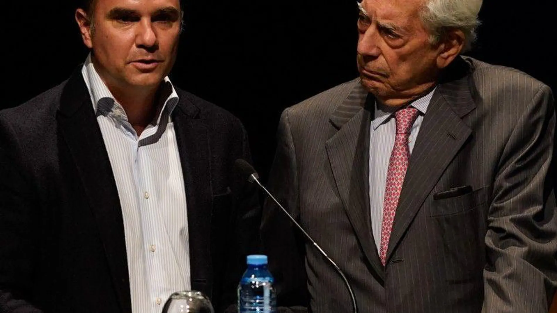 Raúl Tola, director de la Cátedra Vargas Llosa, junto al Nobel de literatura