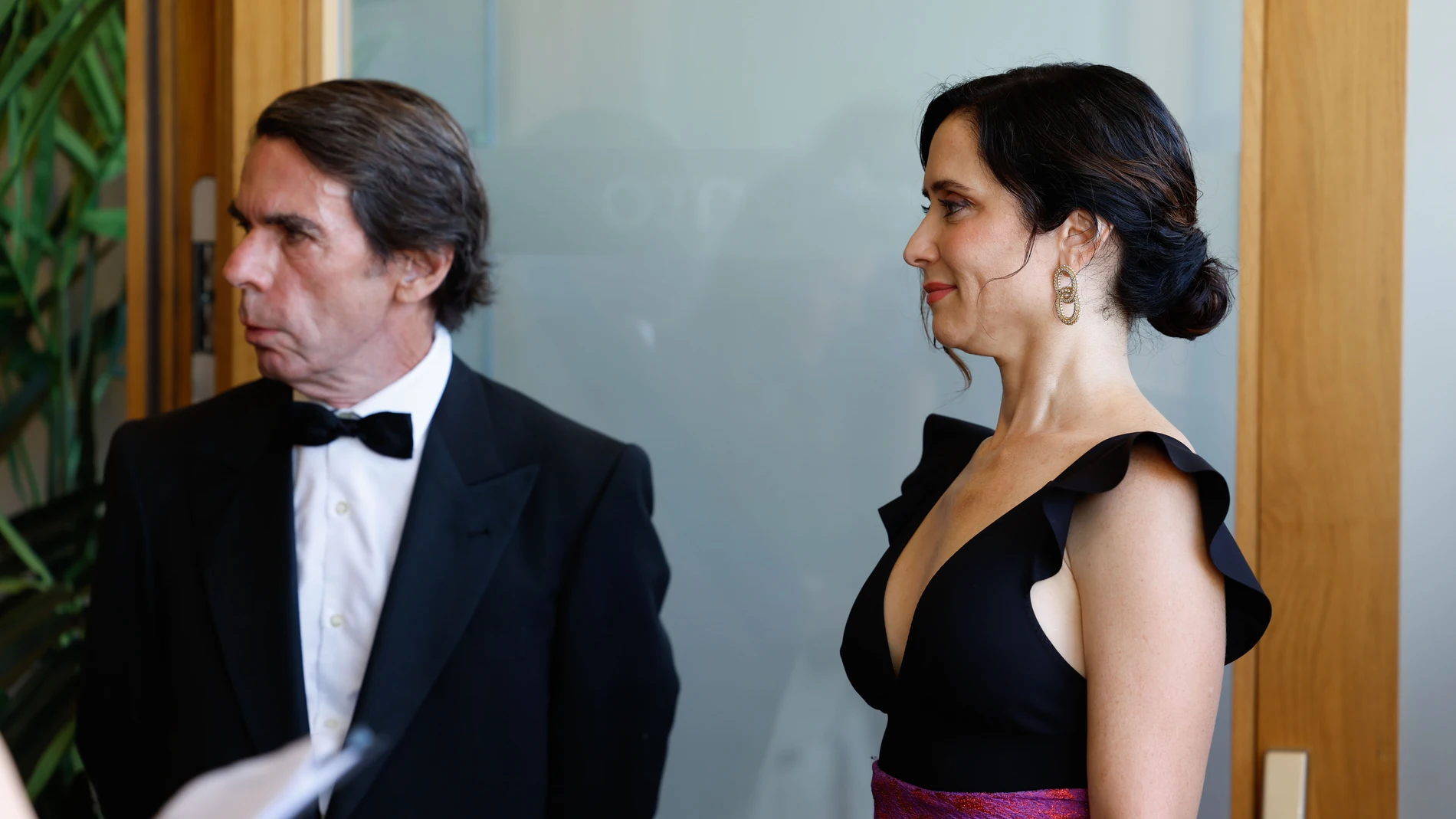 MADRID, 08/07/2025.- La presidenta de la Comunidad de Madrid, Isabel Díaz Ayuso (d), y el ex presidente José María Aznar a su llegada a los premios de periodismo del diario ABC "Mariano de Cavia", que celebran su 105 edición este martes, en Madrid. EFE/ Juanjo Martín