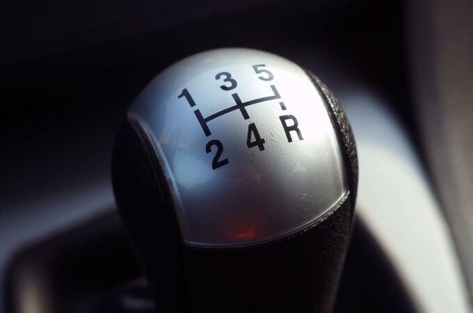 ¿Notas que tu coche 'rasca' al meter la marcha atrás? Un mecánico tiene la solución