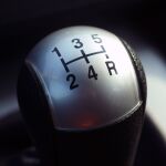 ¿Notas que tu coche 'rasca' al meter la marcha atrás? Un mecánico tiene la solución