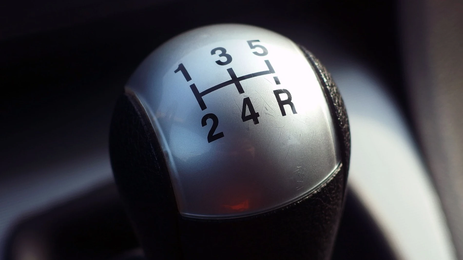 ¿Notas que tu coche 'rasca' al meter la marcha atrás? Un mecánico tiene la solución