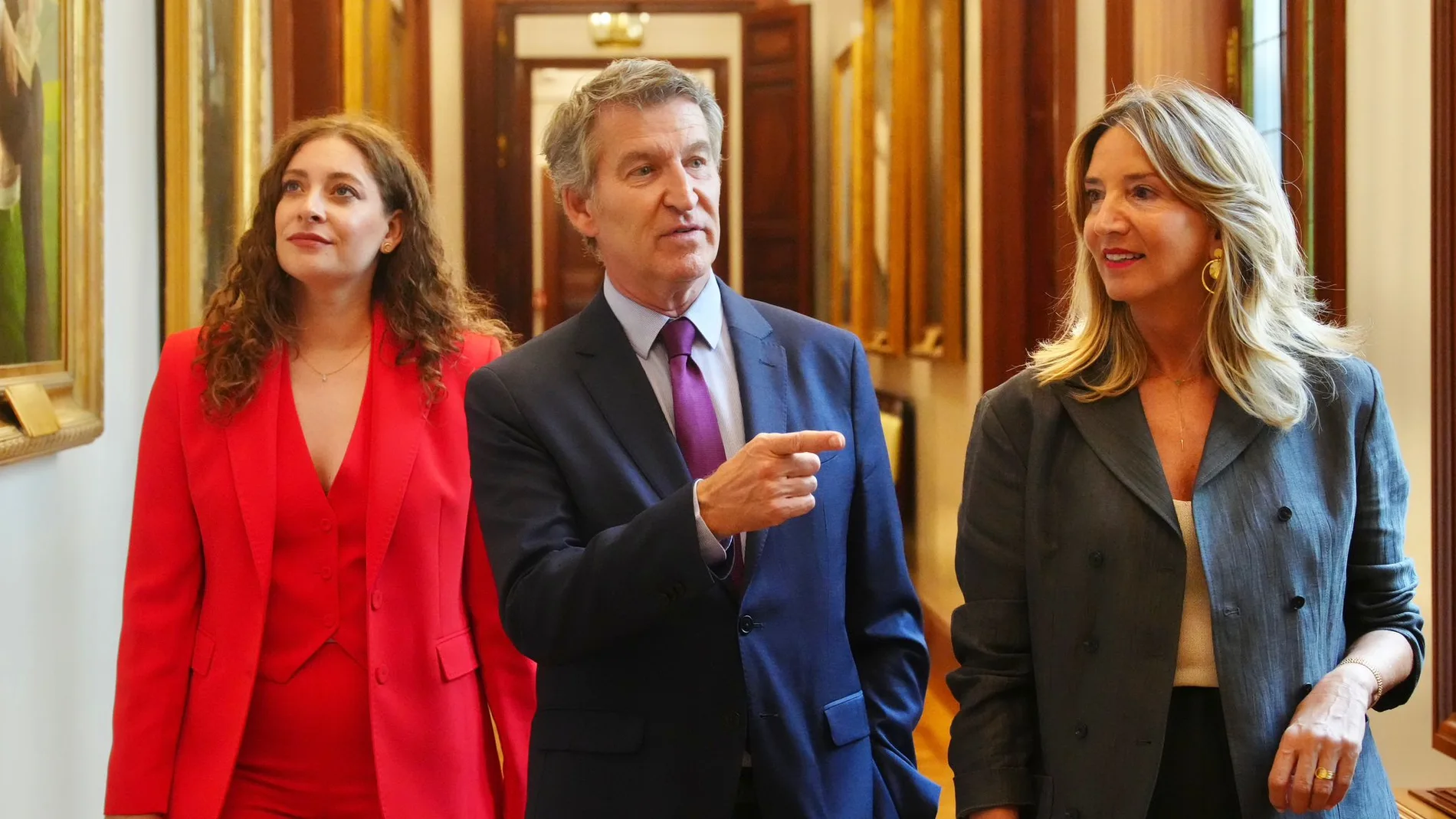 Feijóo, este martes en el Congreso con Ester Muñoz y Alicia García.