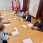 El presidente de la Diputación de Ávila, Carlos García, se reúne con los alcaldes para analizar la situación del transporte