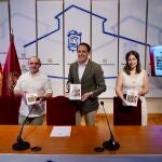 El presidente de la Diputación de Valladolid, Conrado Íscar, presentó hoy, junto al gerente de la Asociación Celíaca de Castilla y León (Acecale), César García, el libro Recetario Celichef’