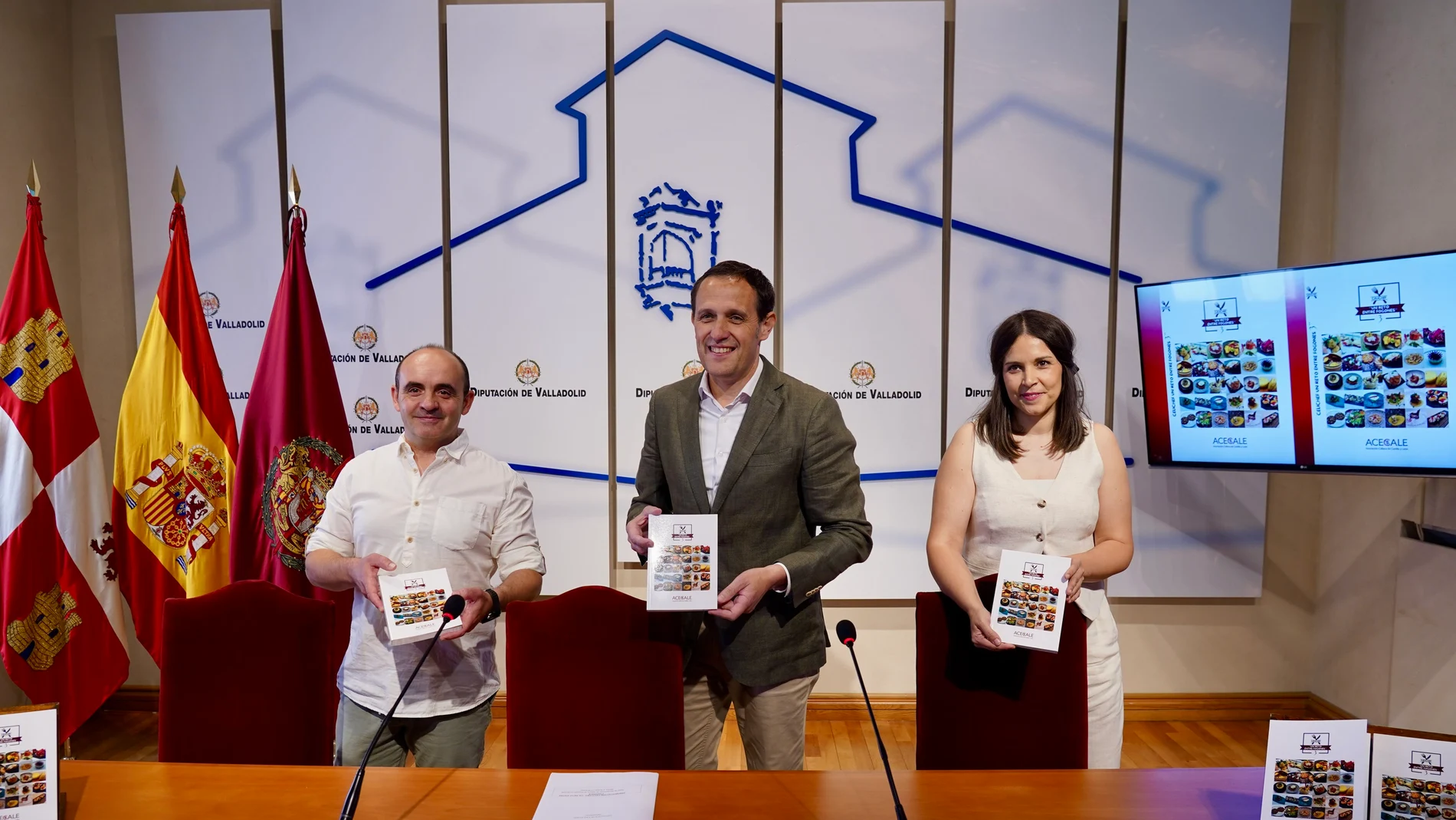 El presidente de la Diputación de Valladolid, Conrado Íscar, presentó hoy, junto al gerente de la Asociación Celíaca de Castilla y León (Acecale), César García, el libro Recetario Celichef’