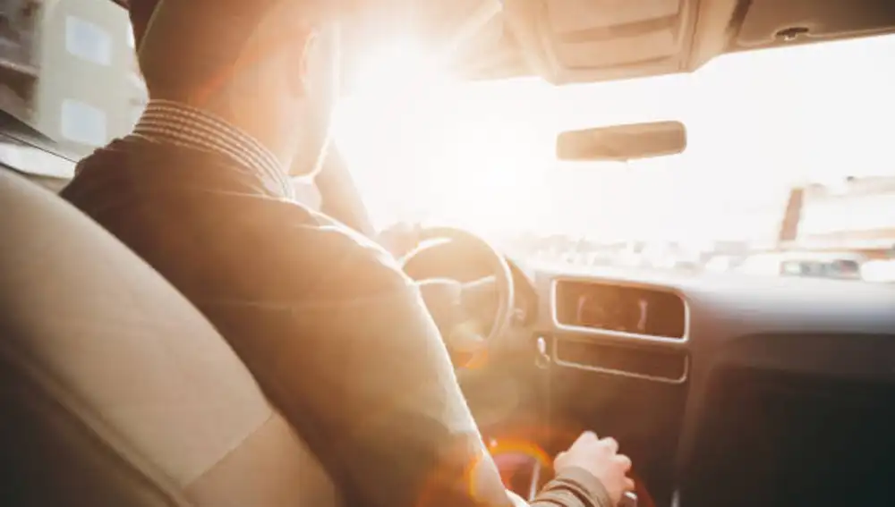 Rayos del sol en el coche