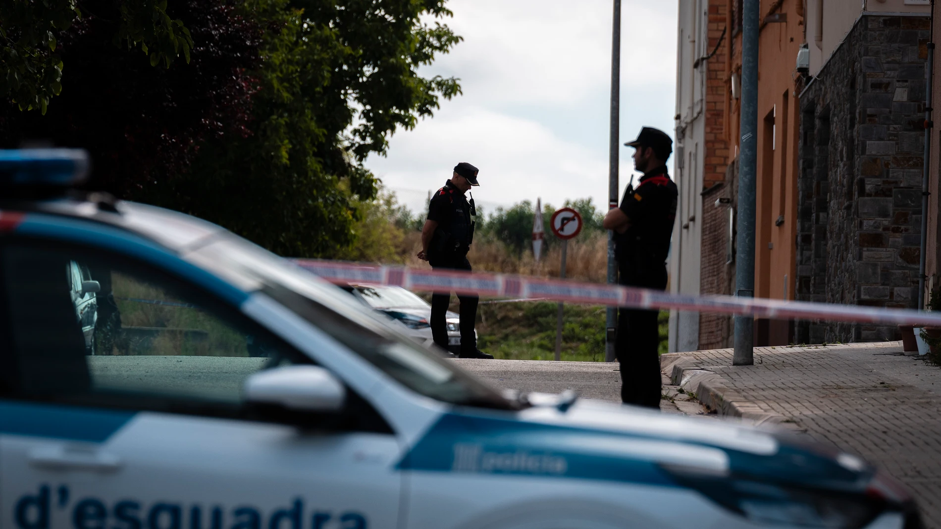 GRAFCAT214. CALLDETENES (BARCELONA) (ESPAÑA), 08/07/2025.- Agentes de los Mossos d'Esquadra realizan su trabajo en el lugar de los hechos donde un hombre ha matado con un arma de fuego a su hermano en su casa de Calldetenes (Barcelona), donde se ha atrincherado mientras mantenía retenida a su madre y finalmente ha muerto abatido por los Mossos d'Esquadra, tras herir a cinco agentes al abrir fuego contra ellos. EFE/ David Borrat