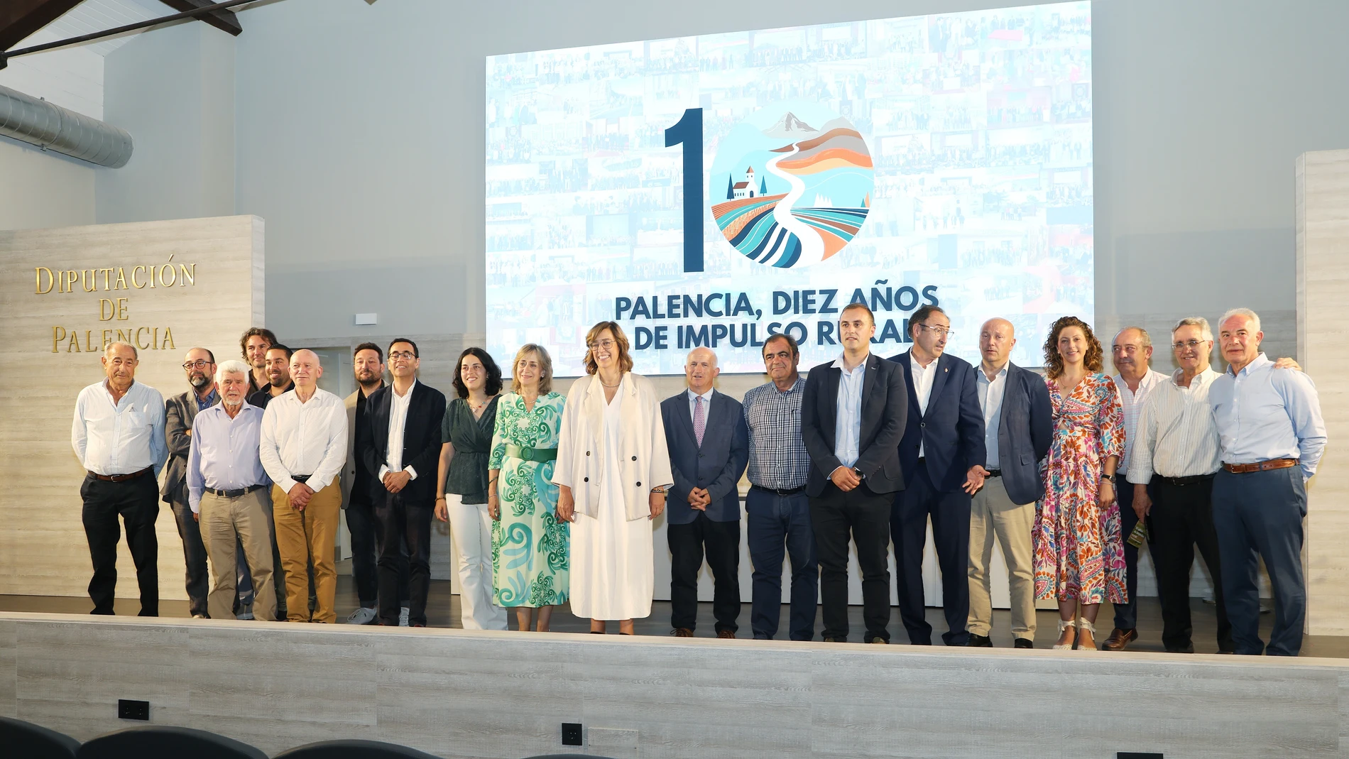 La presidenta de la Diputación de Palencia, Ángeles Armisén y el resto de la corporación provincial participan en el acto ‘Palencia, 10 años de impulso rural’, en la imagen miembros de las tres últimas corporaciones