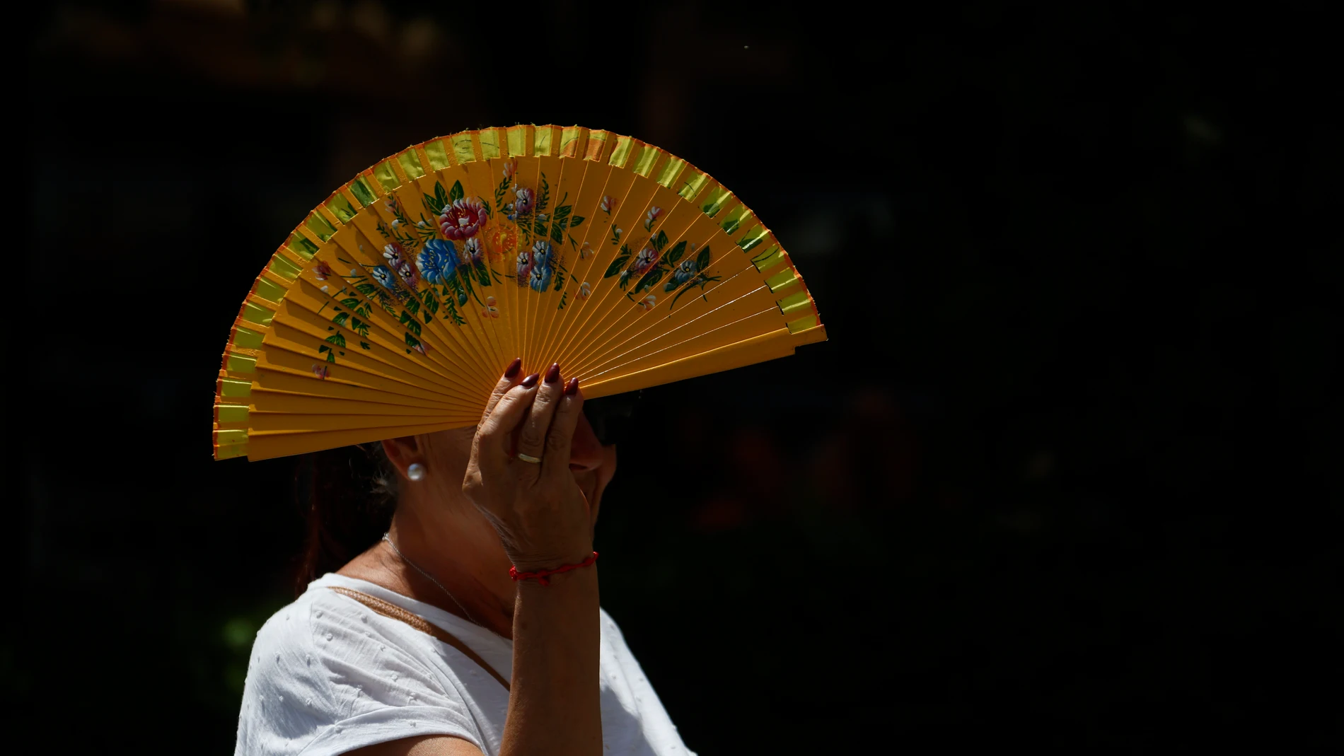 FOTODELDÍA GRAFAND9967. CÓRDOBA, 09/07/2025.-Una mujer se tapa con un abanico mientras camina por el centro histórico, este miércoles cuando se mantiene el aviso amarillo en Córdoba, donde se alcanzarán los 40 grados. Según los datos de la Agencia Estatal de Meteorología (Aemet) sitúan al valle del Guadalquivir, entre las provincias de Jaén y Córdoba, como la zona más calurosa del país puesto que no hay precedentes de que una comarca haya recibido durante 31 días consecutivos (en concreto des...